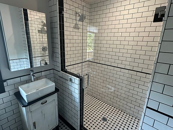 2nd image of 796 Stratford Rd #1A