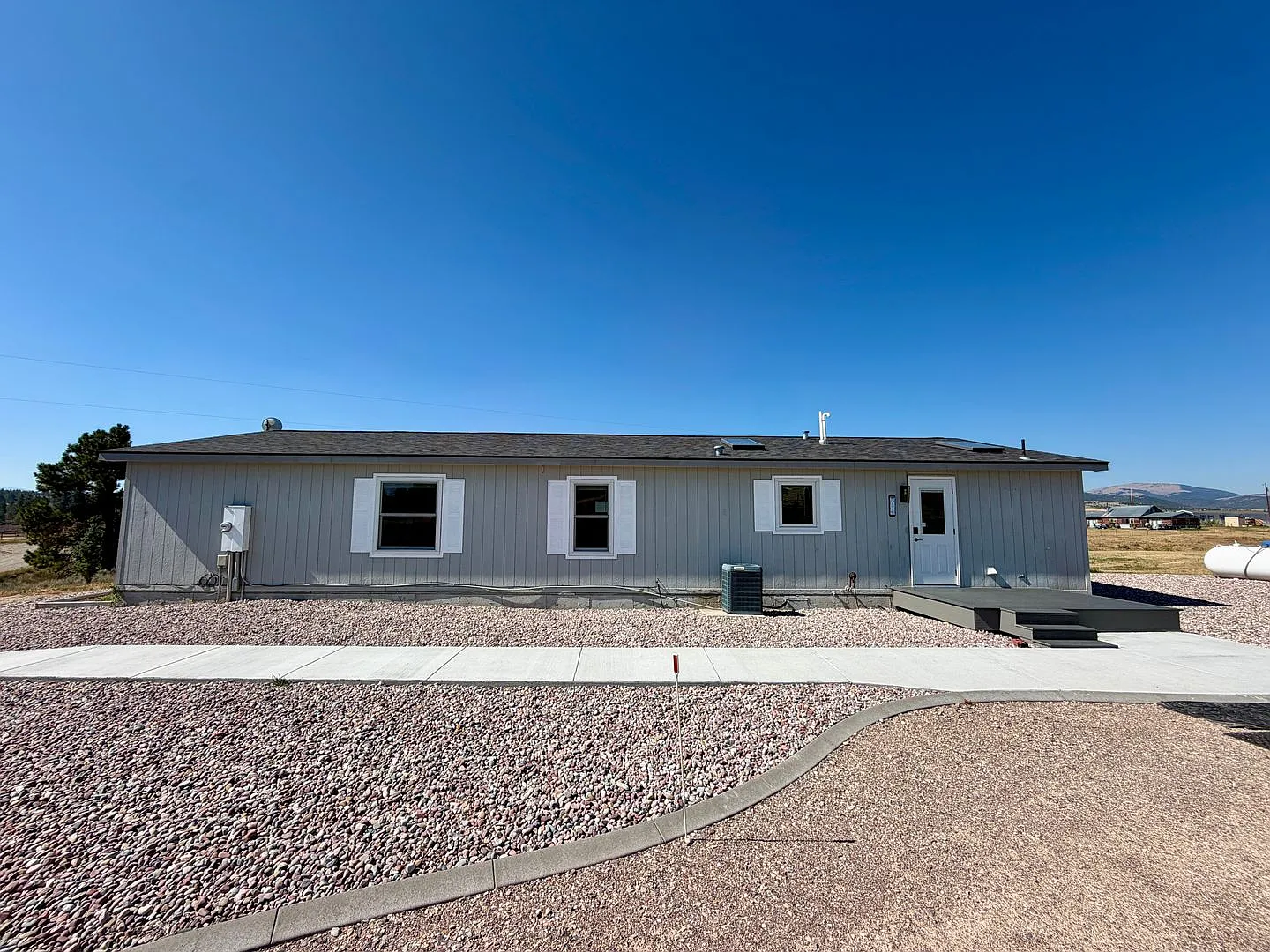 Pet Friendly 4 Bed 2 Bath Single Family Home With Garage and Newly Remodeled Kitchen! — Photo 3