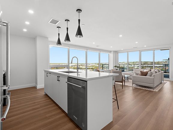 4th image of 72 Seapoint Rd #1703