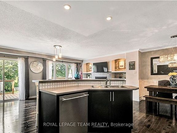 3rd image of 381 Celtic Ridge Cres