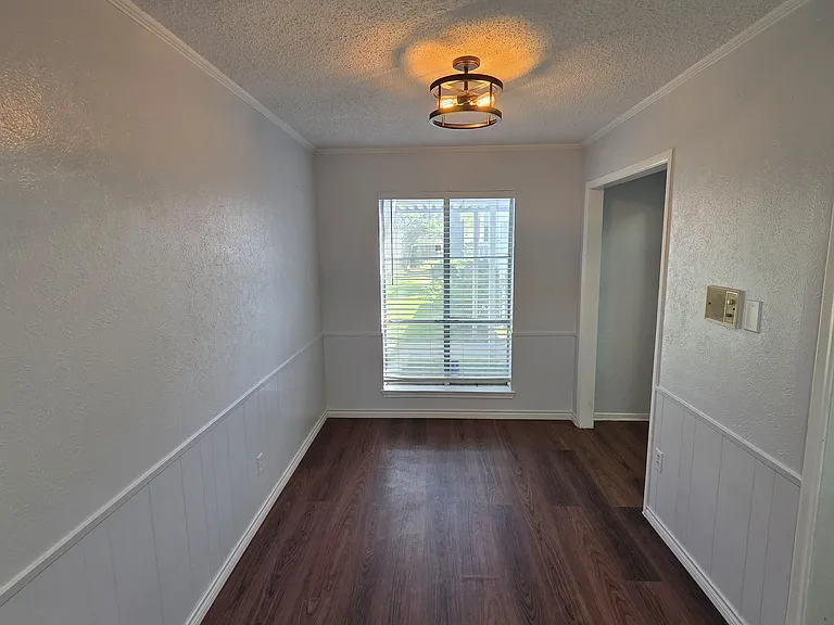 406 Hollyhill Ln — Photo 6