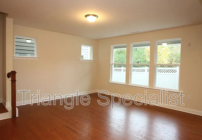 215 Begen St — Photo 4