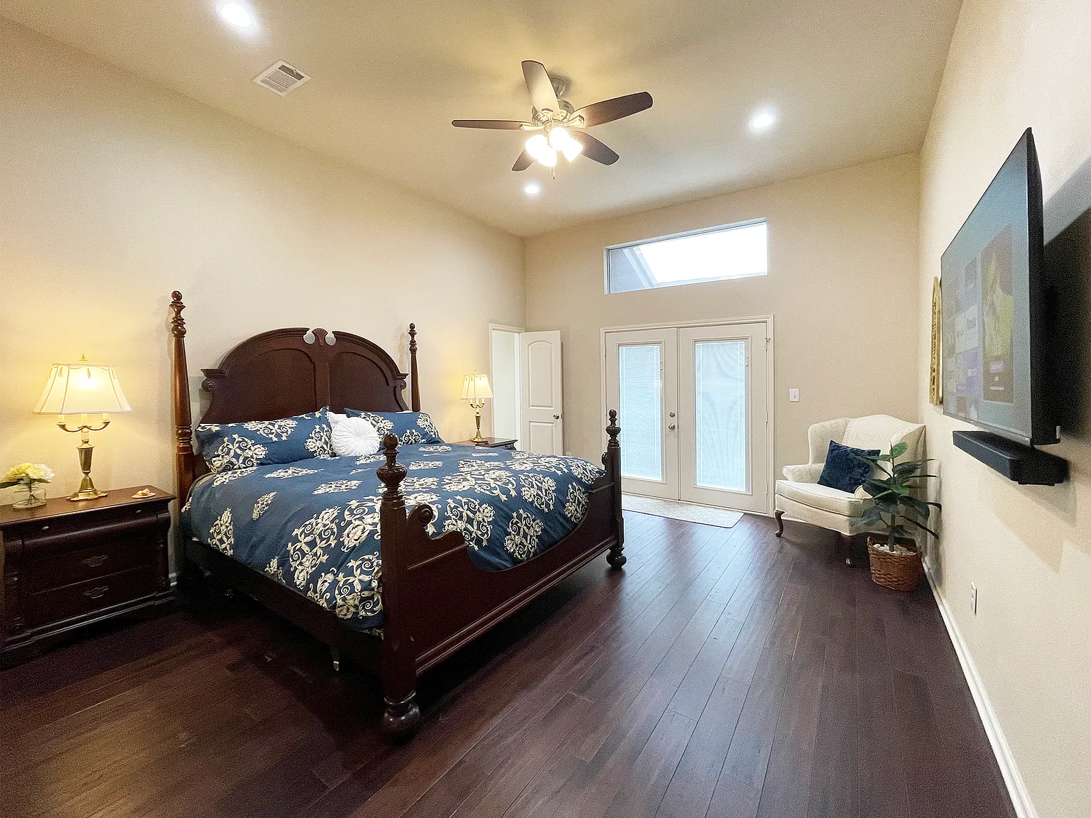 4 bed, 2072 sqft, $6,995 — Photo 2