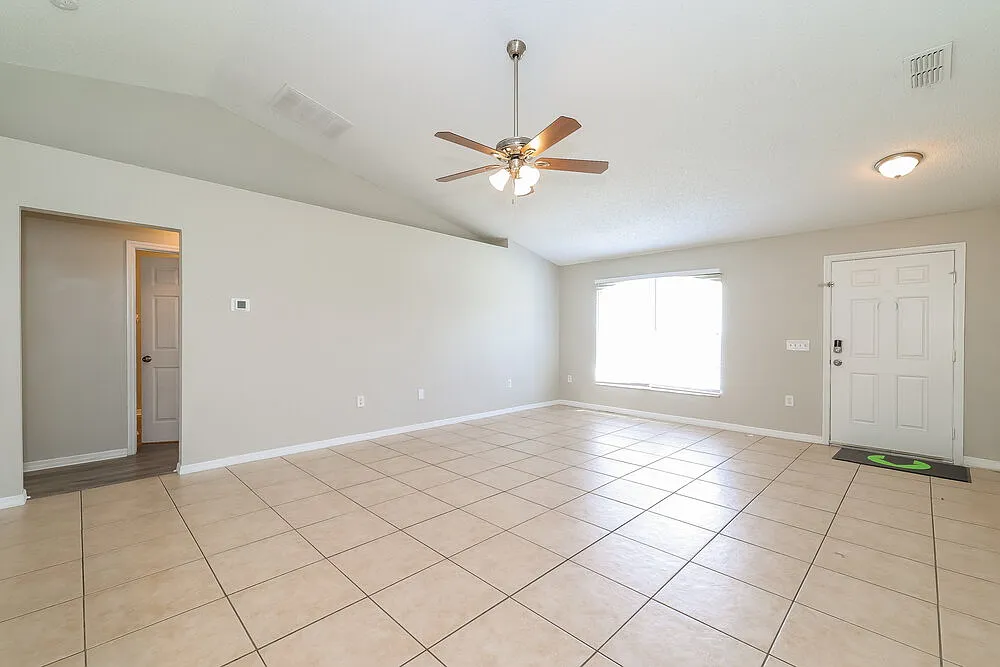 3 bed, 2.0 bath, 1435 sqft, $2,045 — Photo 4