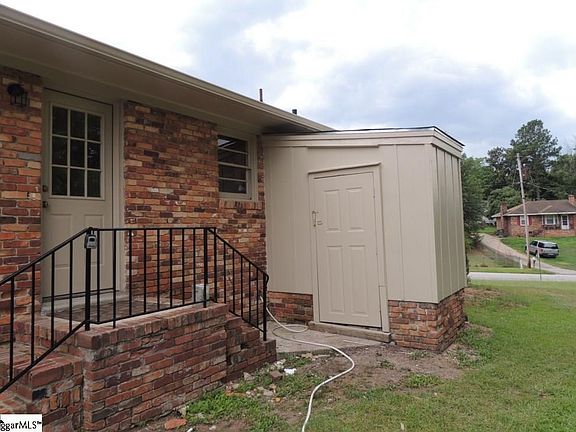 3rd image of 36 Fleetwood Dr