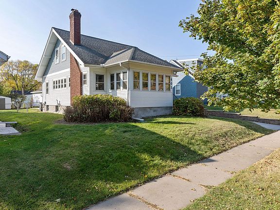 3rd image of 602 Hyacinth Ave E
