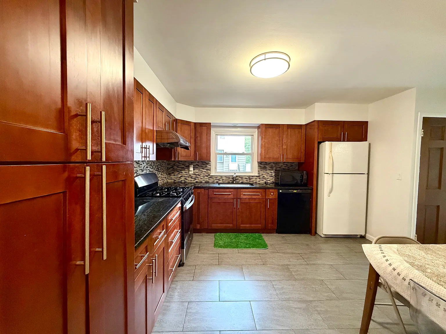4 bed, 1325 sqft, $3,900 — Photo 2