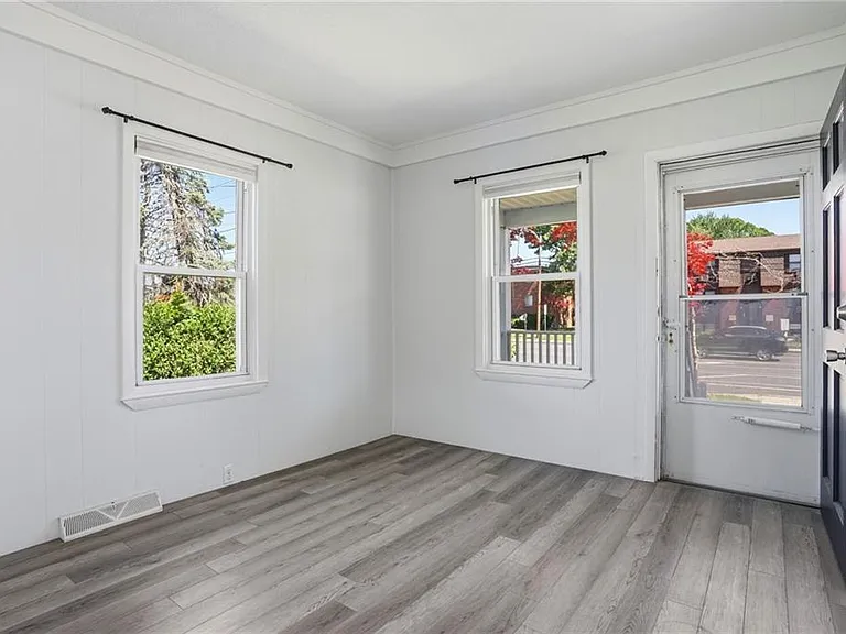 1009 Willett Ave E — Photo 12