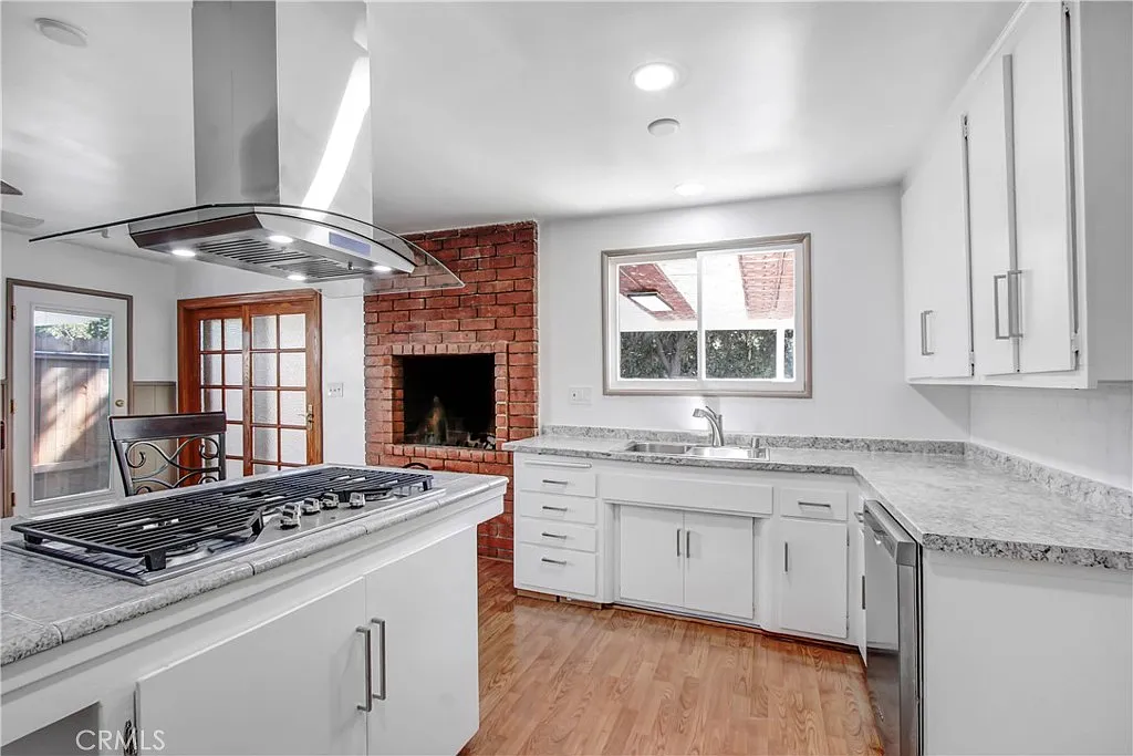 4 bed, 1570 sqft, $4,500 — Photo 2