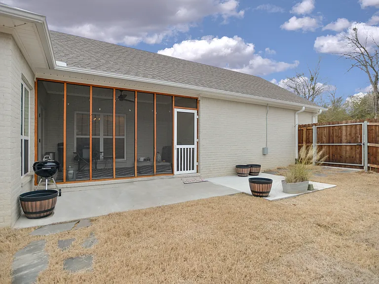 8115 Donnington Ct — Photo 21