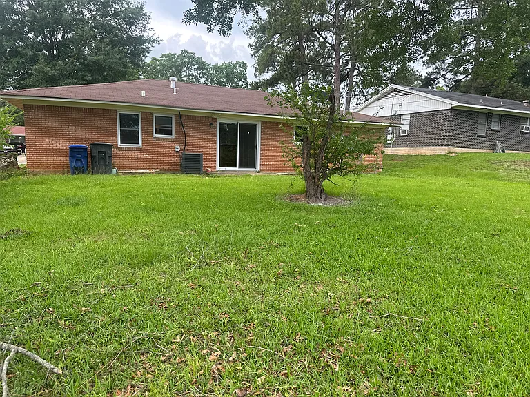 3850 Lisa Ln — Photo 2