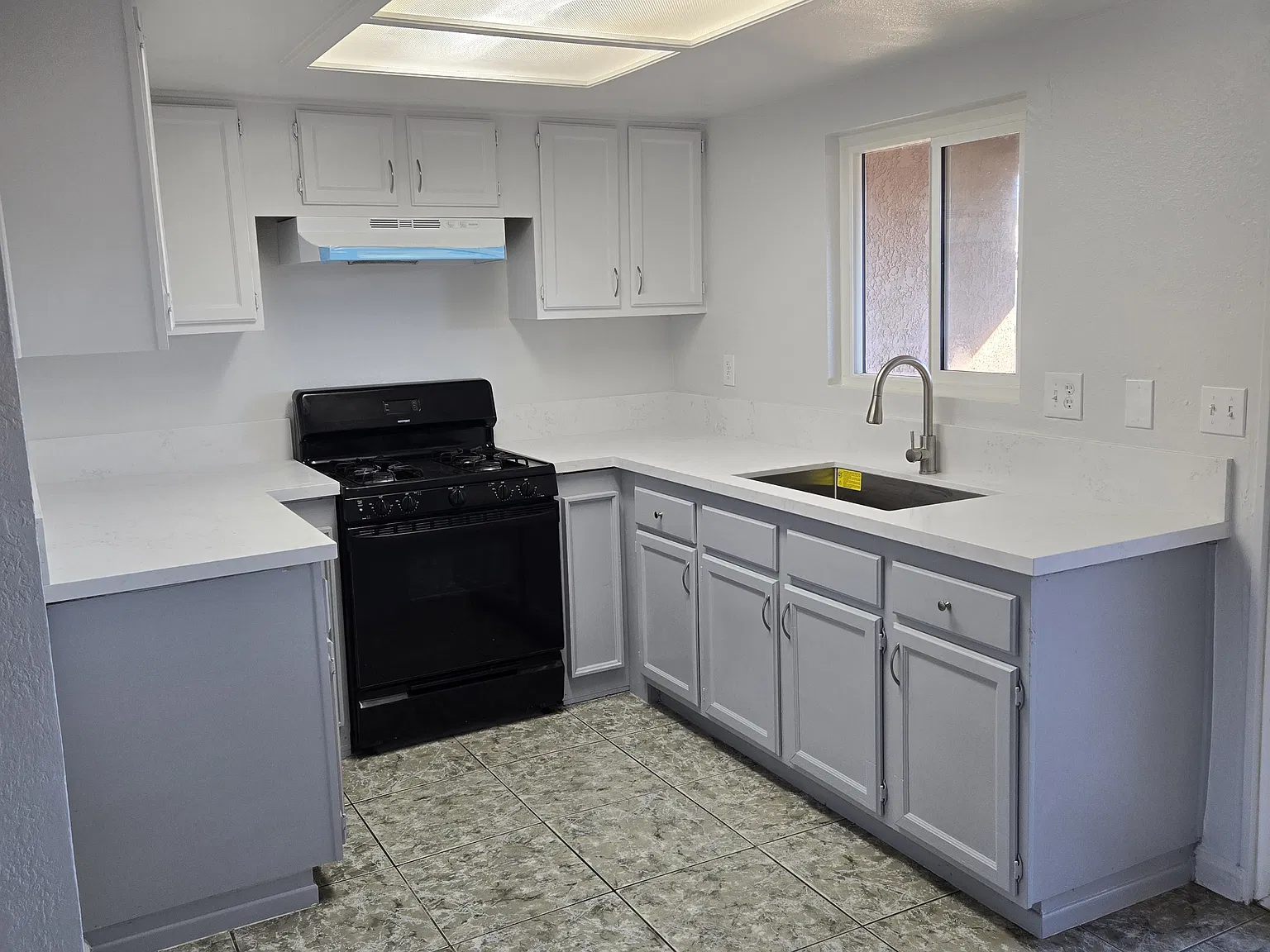 2 bed, 1.5 bath, 900 sqft, $1,575 — Photo 2