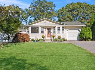 39 Applegate Dr, Mastic, NY 11950