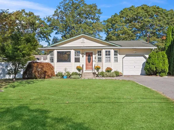 39 Applegate Drive, Mastic, NY 11950
