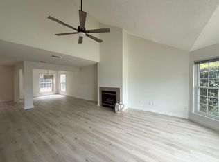 910 Elizabeth Ln, Shalimar, FL 32579