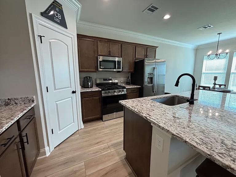739 Venecia Dr — Photo 7