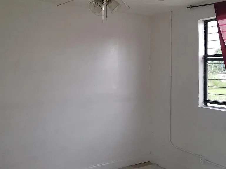 1607 Avenue — Photo 9