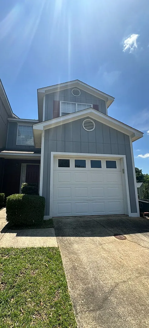 Briarwood West! End Unit! — Photo 1