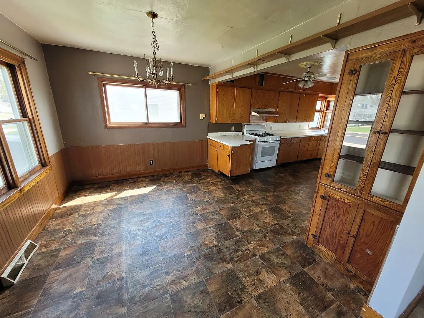 3 Bed 1 Bath Single Family Home in Rothschild — Photo 3