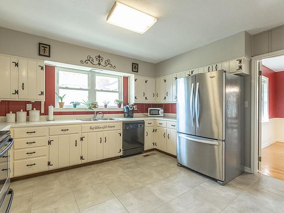 4th image of 806 Orchard Ter