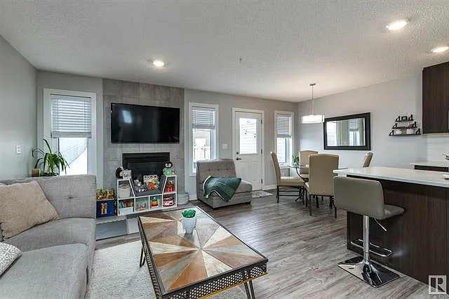 3 Bed 2.5 Bath Garage Duplex For Rent Fort Sask — Photo 3