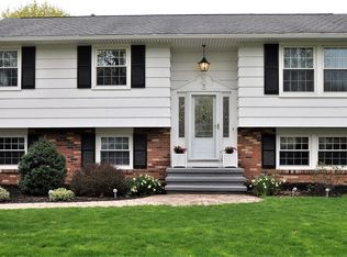 71 Courtly Cir, Rochester, NY 14615