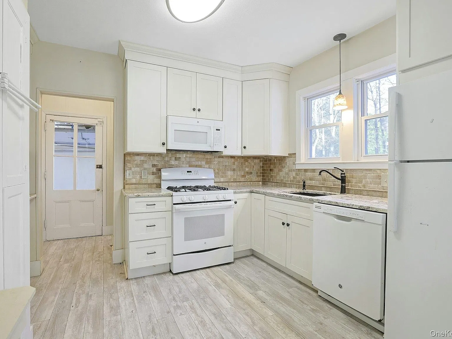 3 bed, 2.5 bath, 2500 sqft, $4,450 — Photo 4