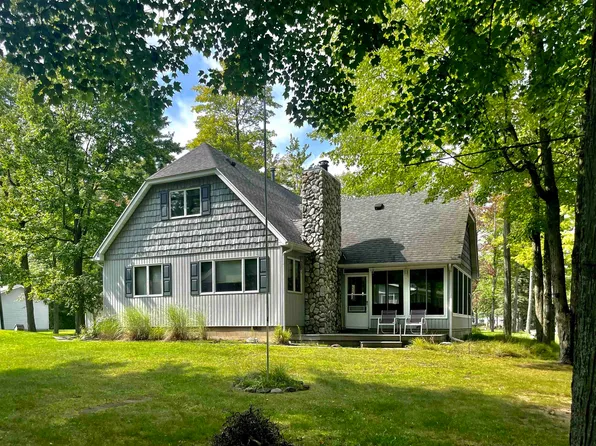3252 Pinehurst Dr, Gladwin, MI 48624