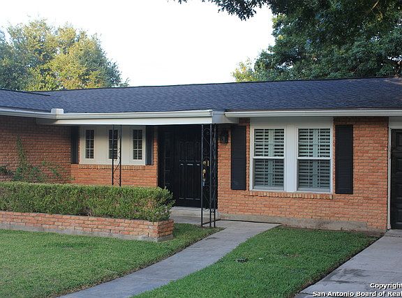 2nd image of 906 Briarcliff Dr