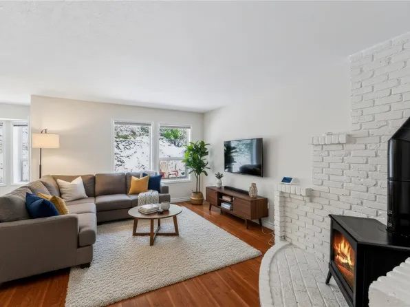 1018 Benvenuto Ave, Central Saanich, BC V8M 1A1
