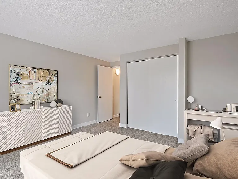 Riverside Apartment — Photo 29