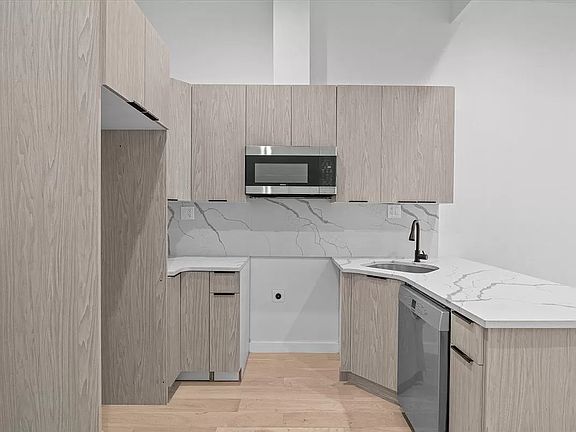 3rd image of 1091 Rogers Ave #1R