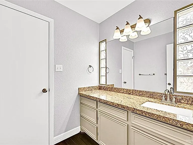 817 Cimarron Dr — Photo 13