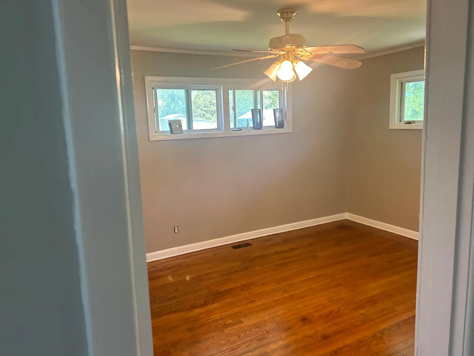 1137 S Parker Rd — Photo 3
