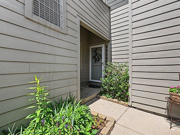 2nd image of 620 Peninsula Ct