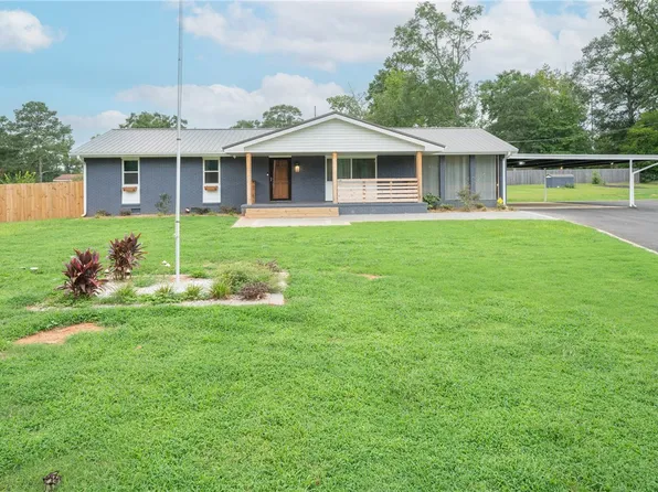 222 Sandra Dr, Smiths Station, AL 36877
