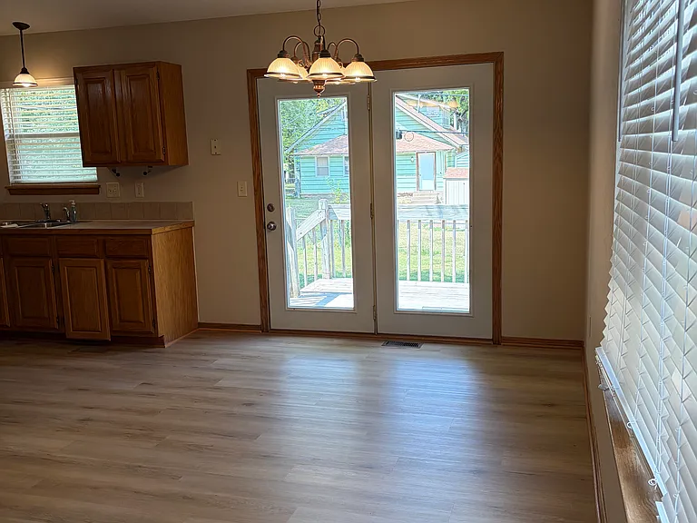 220 Wiley St — Photo 3