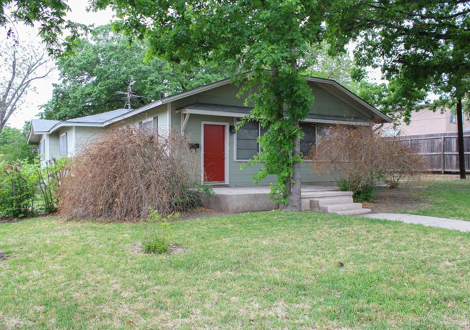 2 Bedroom - Mahncke Park — Photo 2