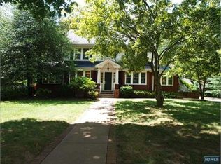 24 Walnut Pl, Allendale, NJ 07401