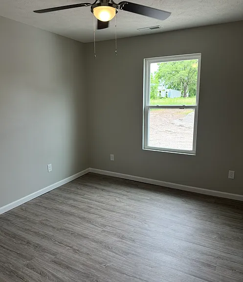 512 N Oak St — Photo 8
