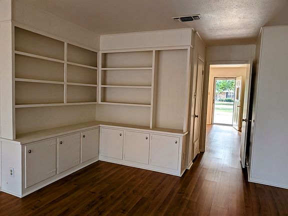5th image of 105 N Lamar St