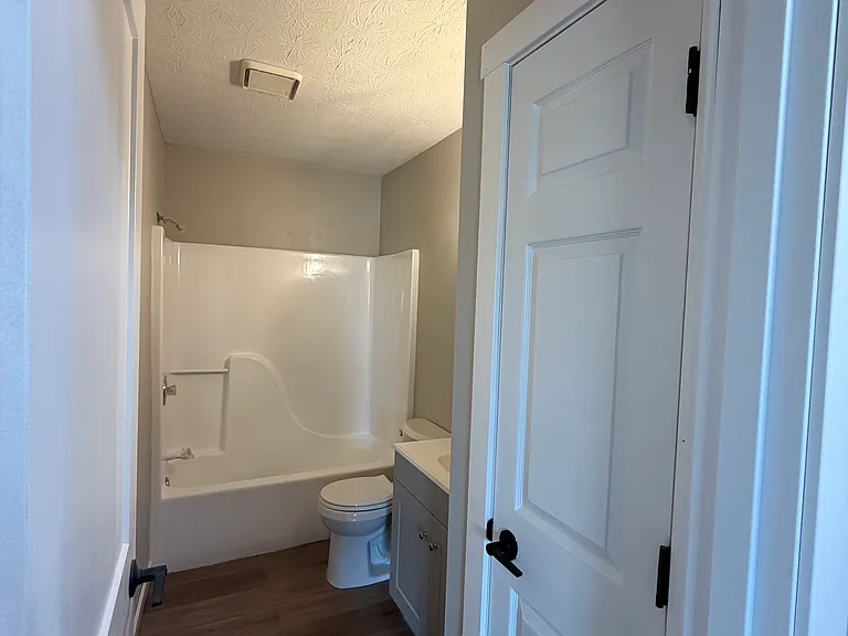 1530 Hawk Cir #D — Photo 6