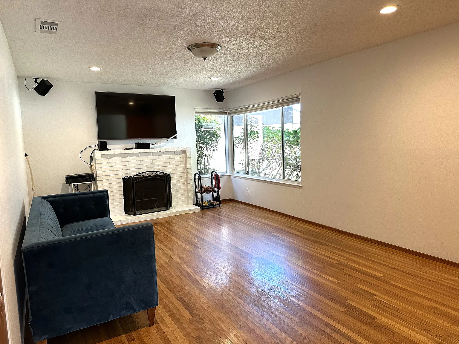 3 bed, 1213 sqft, $3,700 — Photo 2