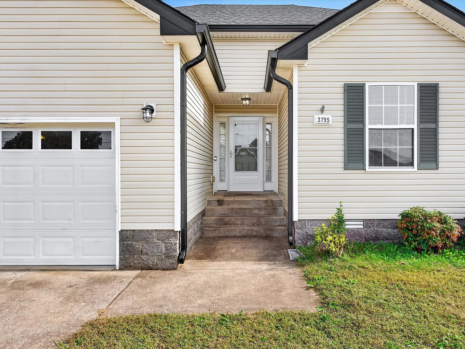 3 bed, 2.0 bath, 1460 sqft, $1,900 — Photo 4