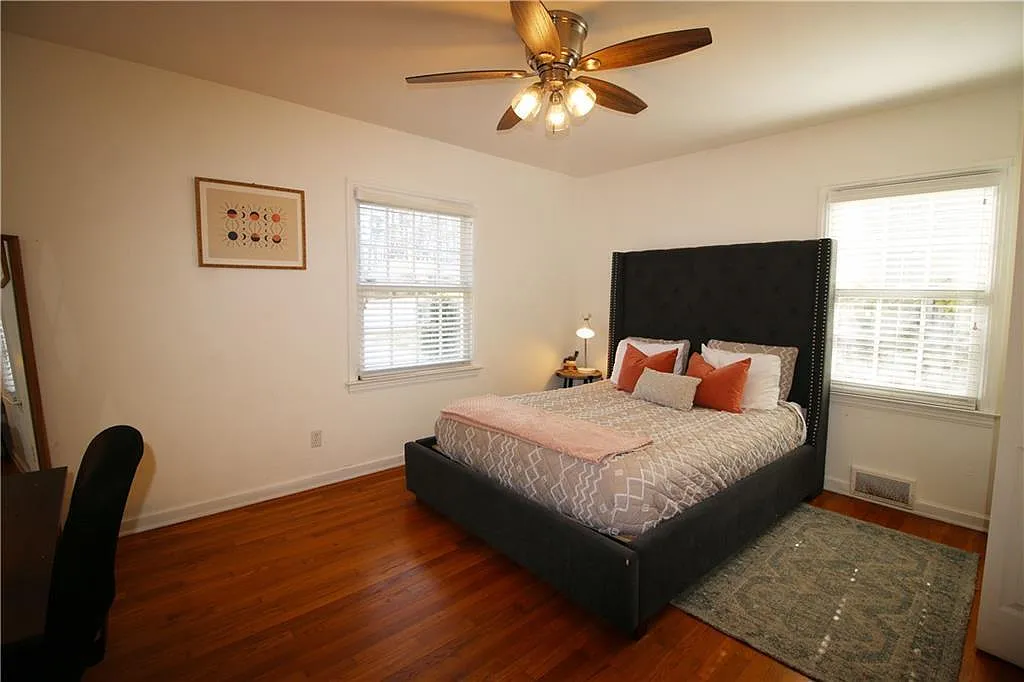 2 bed, 1.0 bath, 1310 sqft, $1,600 — Photo 4