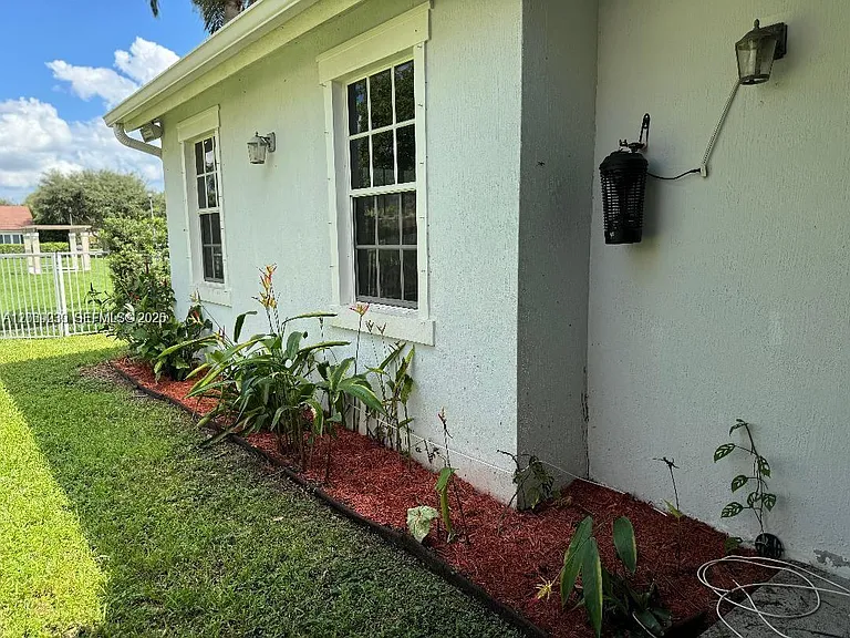 4762 Lakeside Ter — Photo 32