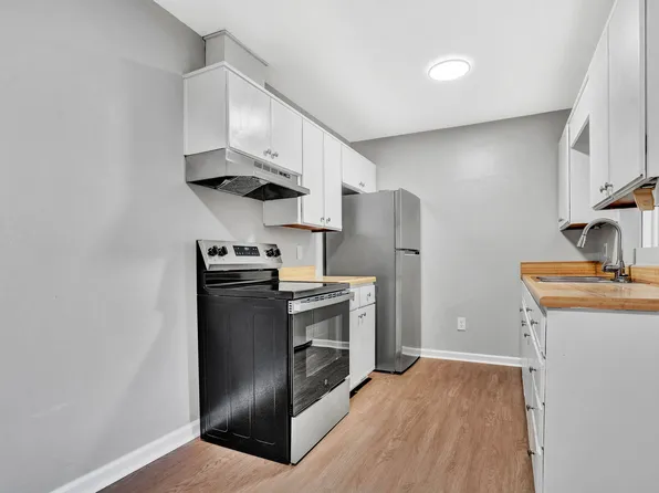 Flats at Thrasher Park, 804 Old Vinton Mill Rd NE, Roanoke, VA 24012