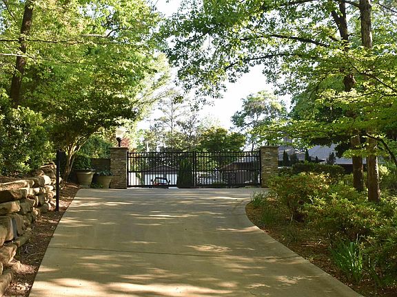 2nd image of 2653 Overhill Cir