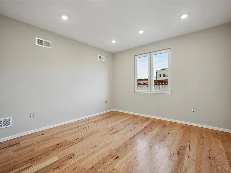 1515 W Stiles St #22 — Photo 2