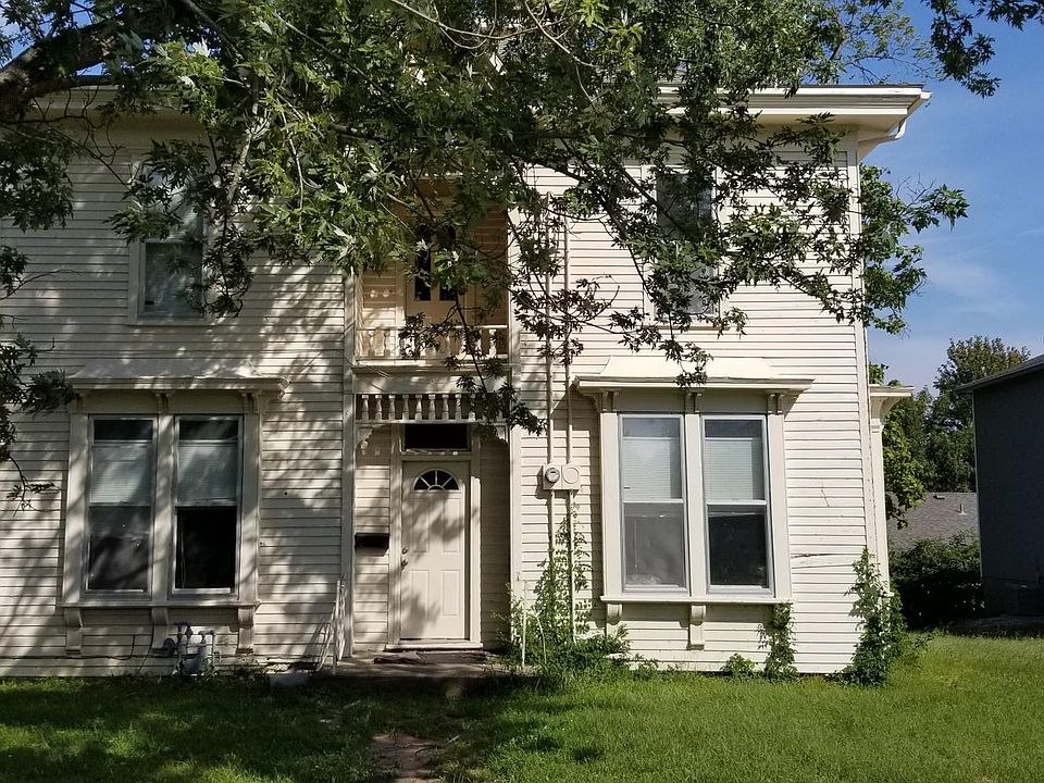 BEAUTIFUL FRONT OF HOUSE